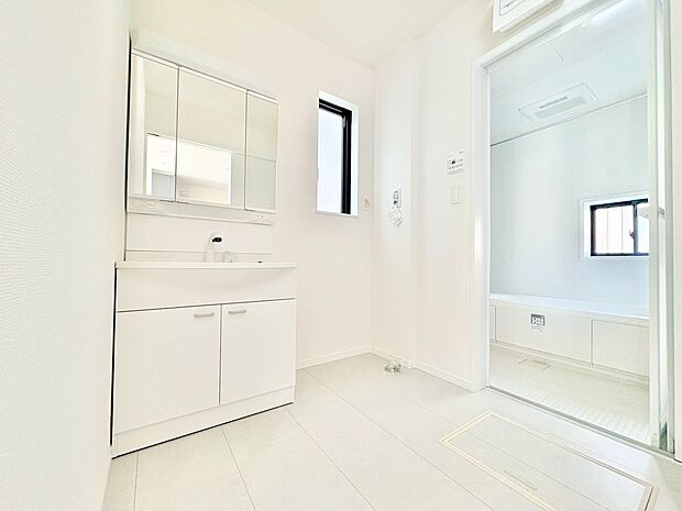 ゆとりある洗面スペースなら、朝の身支度と家事の時間が重なっても安心です。