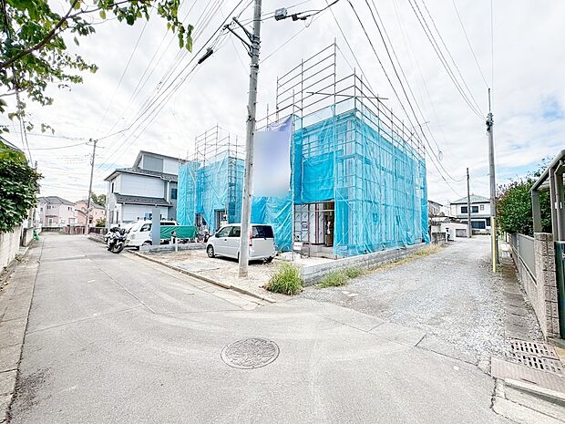 季節ごとに壁飾りや家具の配置を変えて楽しんでみませんか。(令和7年10月 撮影)