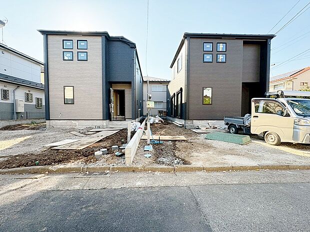 間口の広いカースペースに並列で2台駐車可能です。(令和7年11月 撮影)