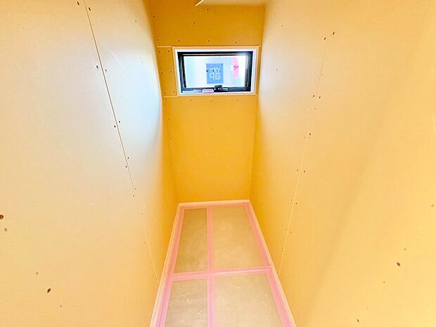 効果的に換気ができる窓付きのトイレ。(令和7年11月 撮影)