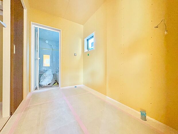 ゆとりある洗面スペースなら、朝の身支度と家事の時間が重なっても安心です。(令和7年11月 撮影)