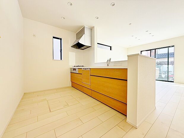 ダイニングに座るご家族やお客様と会話しながらお料理ができます。