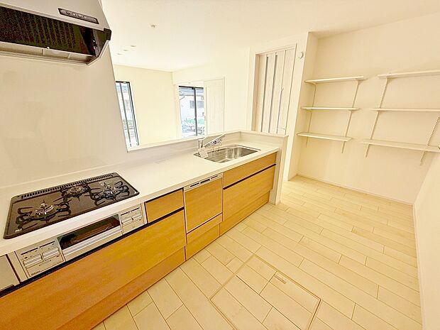 キッチンを中心に各収納を配置した効率の良い家事動線。