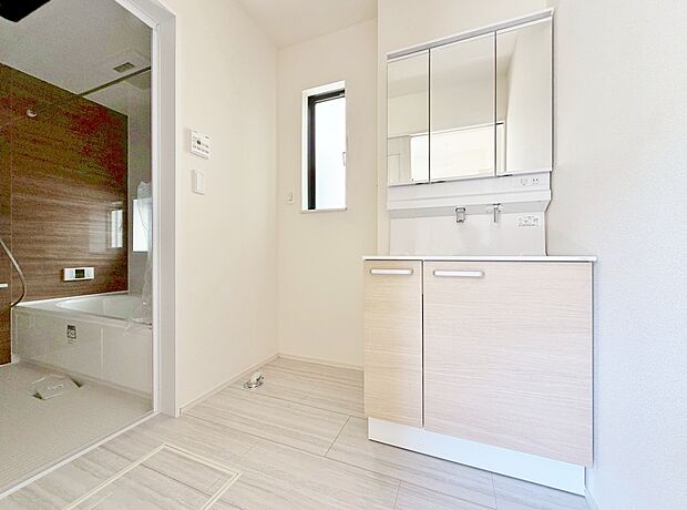 ゆとりある洗面スペースなら、朝の身支度と家事の時間が重なっても安心です。