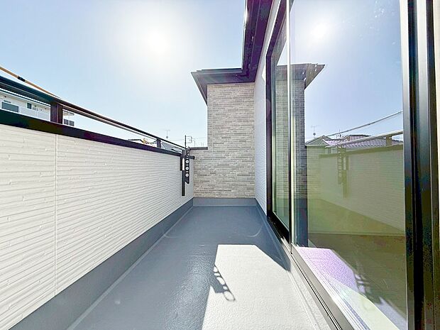 心地よい陽光や風を感じられるバルコニーを確保しました。