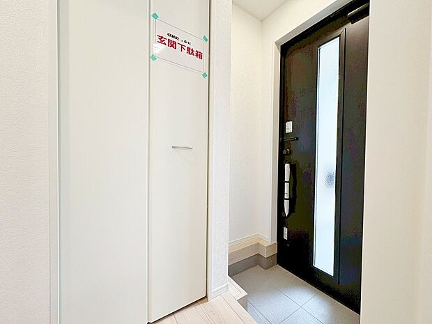 天井近くまで高さがある収納を設けた玄関。