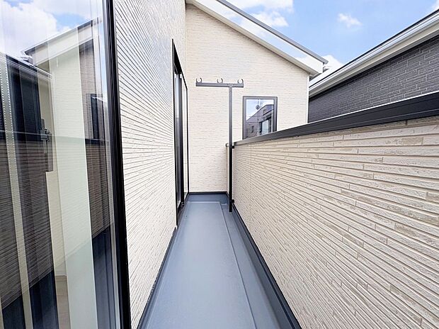 バルコニーに出た時、頬をなでる優しい風を感じます。