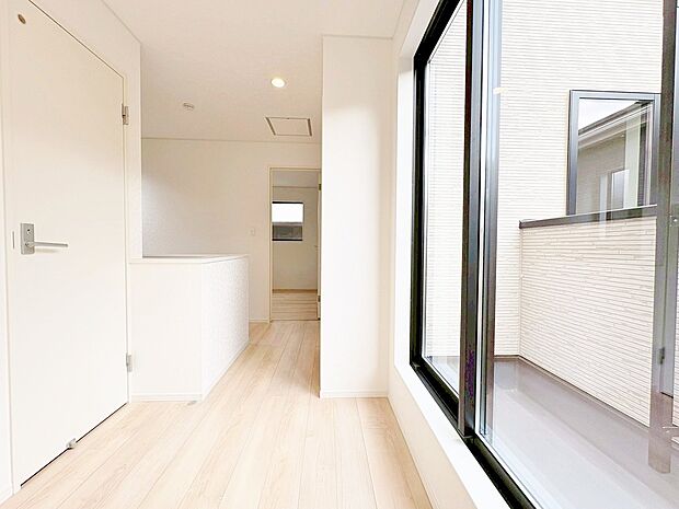 2階ホールからもバルコニーへ出入りできます。
