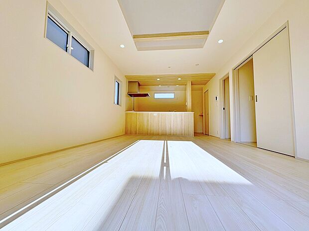 リビングは折上天井で開放感のある空間を演出します。