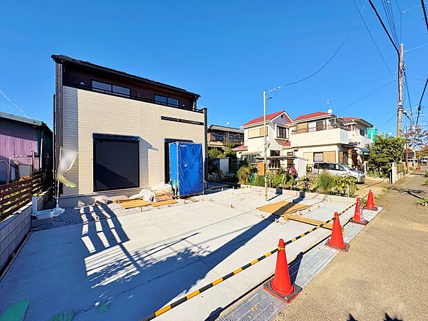 並列で3台駐車可能です。間口が広く駐車もラクラク。(令和7年11月 撮影)