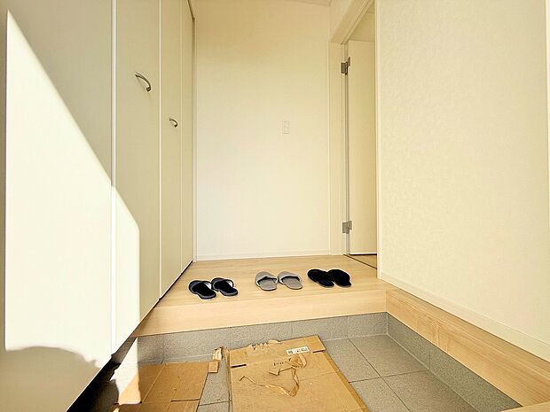 玄関は広めのスペースをとってあるので、人の出入りがスムーズに行えます。