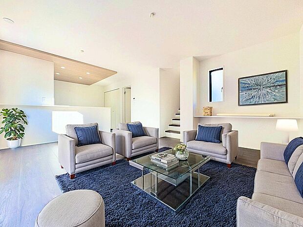 自然と家族のコミュニケーションが生まれるリビングイン階段を採用。※現況の物件写真にCGによる画像処理がされています。