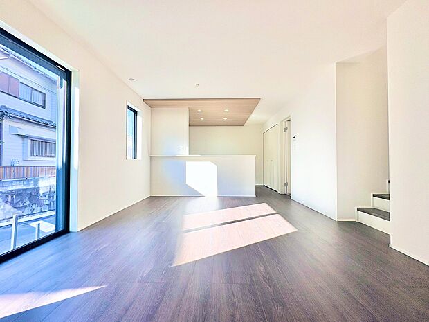 窓から注ぐ明るい陽差しが、広々としたＬＤＫを演出。