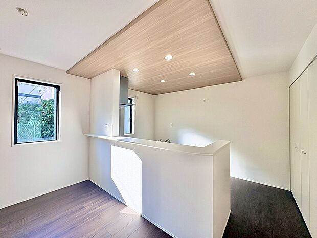 食卓を囲み、会話を愉しむ憩いのダイニング。