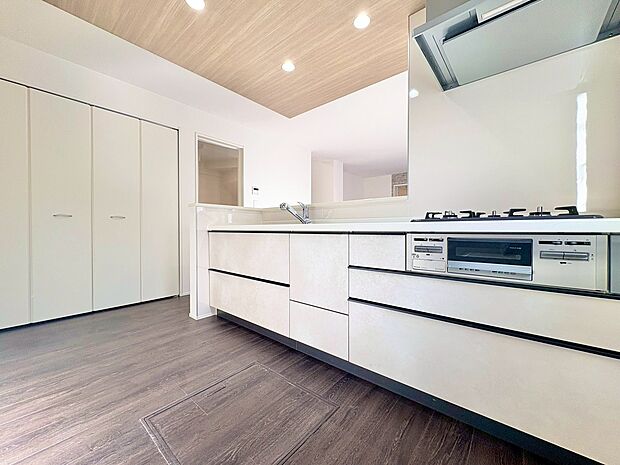 収納も多く大きな鍋やフライパン、調味料などスッキリ片付きます。