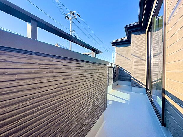 日差しを遮るもののないバルコニー。