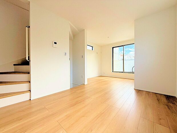 リビング階段にすることで、自然と集まる空間を実現しました。