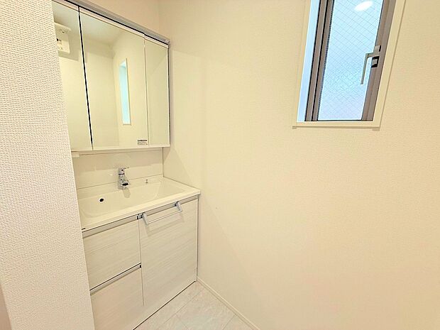 清潔感のある真っ白な洗面台は気持ち良く身支度できます。