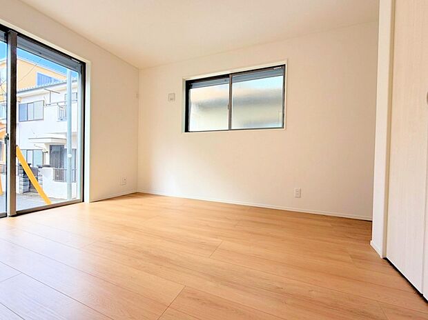 二面採光により陽光が差し込む温かみのあるお部屋。