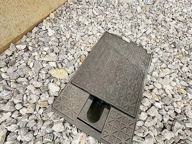 洗車やお掃除に便利な水栓付きです