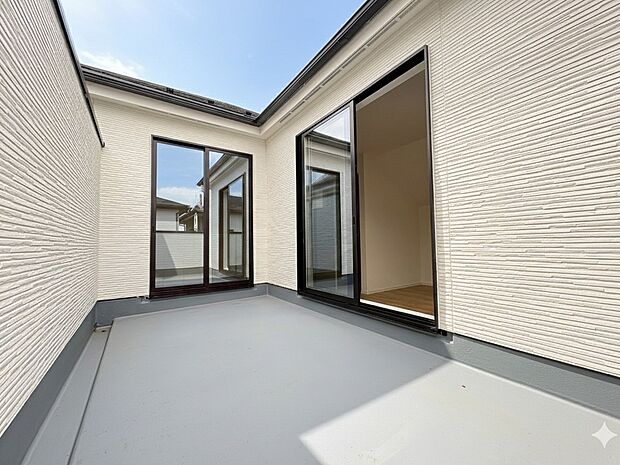 2部屋に面したバルコニーは洗濯物や布団干しにも便利です。