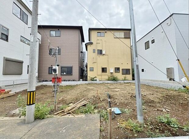 車通りの少ない閑静な住宅街に位置しております。（令和7年11月 撮影）