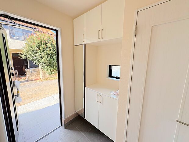 採光を考えて造られた玄関は、優しく家族を送り出し出迎えます。