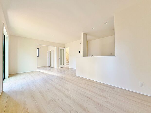 明るくシンプルな色合いで開放的かつリラックスムードあふれるリビング。