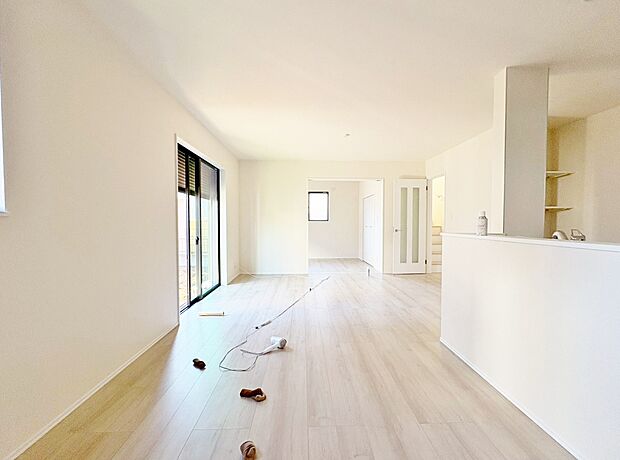 明るくシンプルな色合いで開放的かつリラックスムードあふれるリビング。