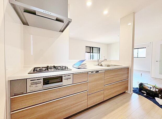 リビング全体を見渡せるよう対面式キッチンを採用しました。