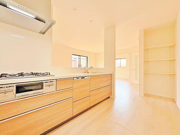 リビング全体を見渡せるよう対面式キッチンを採用しました。