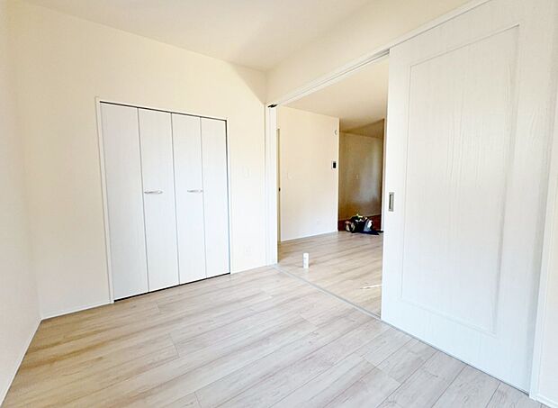 細部にわたり統一感のある続き間の洋室です。