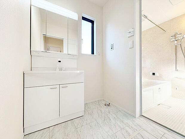 真っ白なユーティリティは清潔感がありますね。