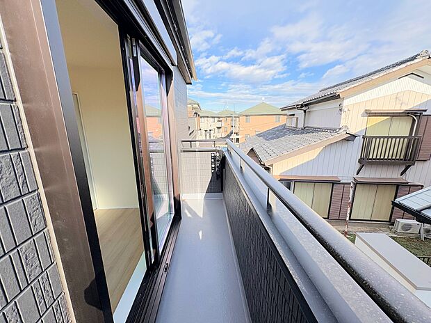 たくさんの日差しと風を受け洗濯物もすぐに乾きそう。