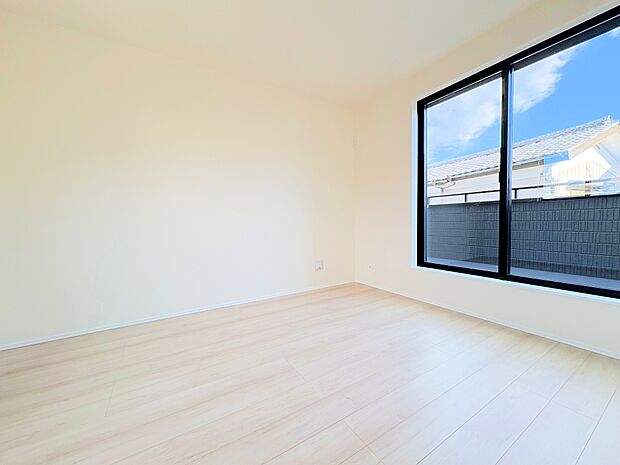 心地よい春の風が室内に静かに流れてきます。