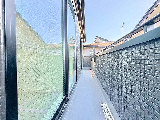 バルコニーから望む紺碧の空。(令和7年12月 撮影)