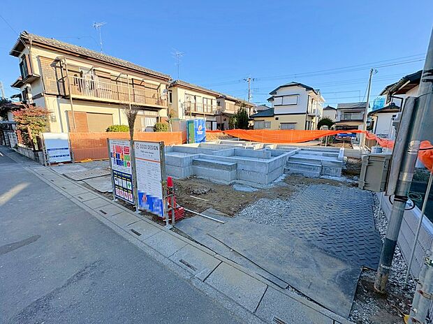 リビングのアクセントにもなる折上天井は洗練された空間を演出。(令和7年12月 撮影）