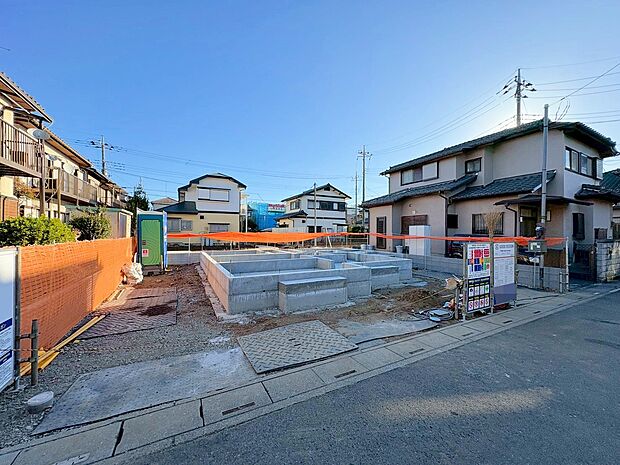 カースペースには3台駐車可。（3台目は砂利敷き。駐車は車種による）(令和7年12月 撮影)