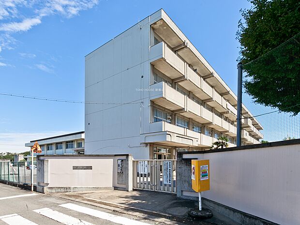 上平北小学校まで約1240m