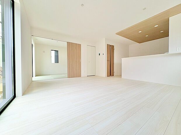 くつろぎの時間をさらに開放的にするLDK+続き間の和洋室付き。