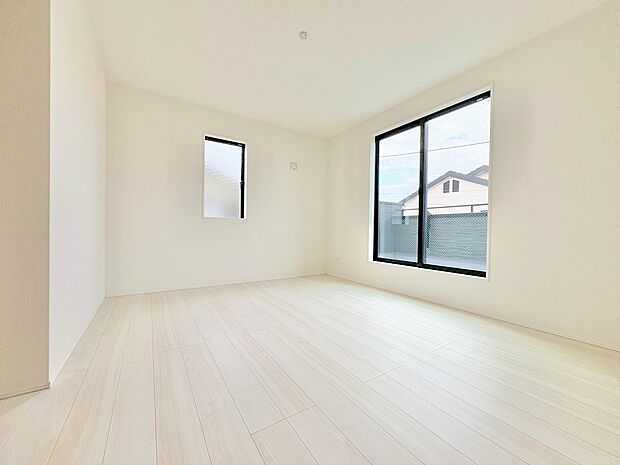 バルコニーからの明るい陽光がお部屋に差し込みます。