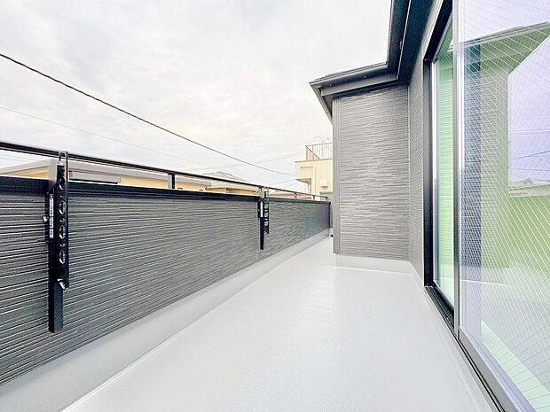 日差しを遮るもののないバルコニー。