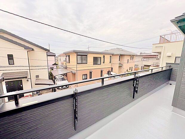 周囲は落ち着いた住環境で、穏やかな日々を堪能いただけます。