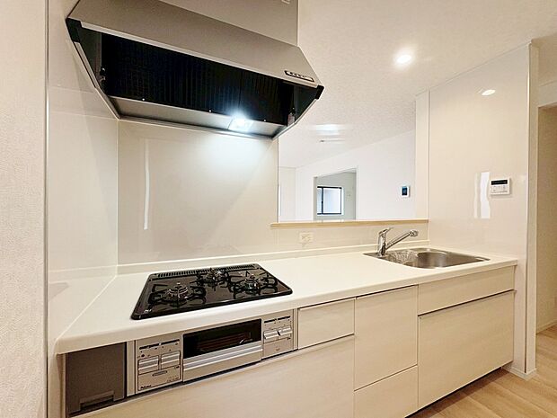 収納も多く、大きな鍋やフライパン、調味料などもスッキリ片付きます。