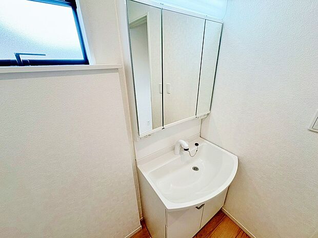 湿気がこもりやすい洗面所には窓があり換気がしっかり行えます。