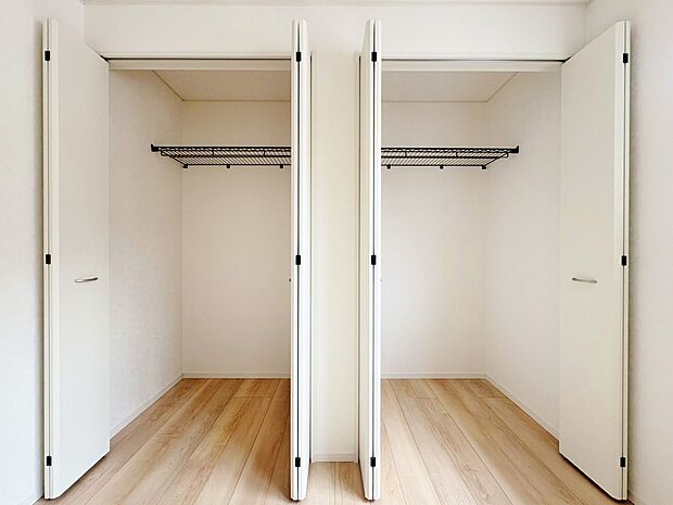 ダブルクローゼットを採用し、衣類や小物もスッキリと収納できます。