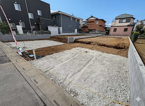 商業施設、公共施設まで徒歩圏内、二路線利用可能なエリアです。(令和7年10月 撮影)