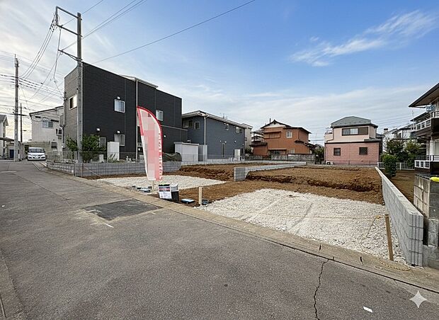 敷地面積は53坪、並列3台駐車可能です。（車種による）(令和7年10月 撮影)