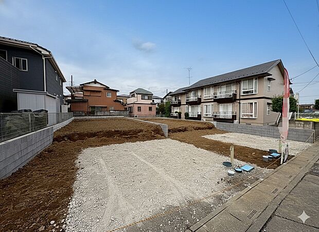 敷地面積は53坪、並列3台駐車可能です。（車種による）(令和7年10月 撮影)