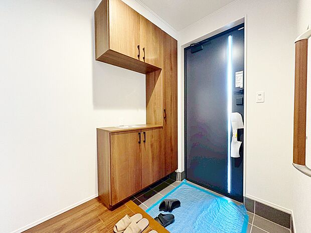 玄関ドアを開けた瞬間、その煌びやかさに感動する空間に出会う。